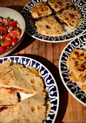 Una foto de Quesadillas de jamón ibérico, tinga de pollo y setas con pico de gallo