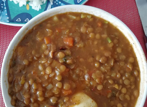 Una foto de Lentejas rancheras (con carne y huevo)