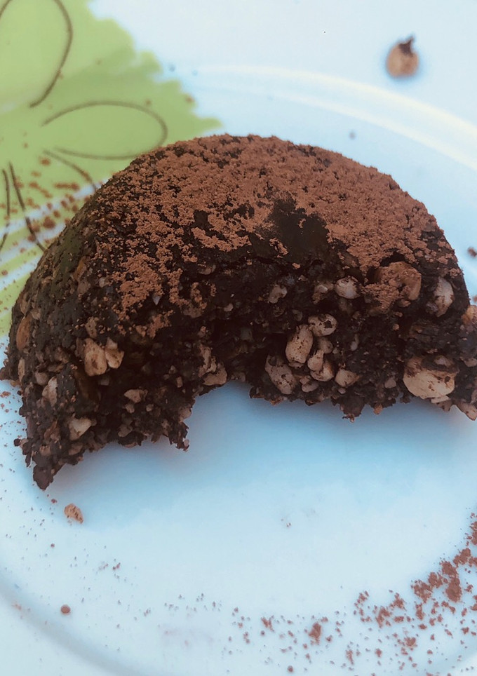 Una foto de Tortitas sin horno ni azúcar de dátiles, almendras y chocolate... impresio nantes! Saben a gloria 😍