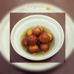 A picture of Gulab Jamun.