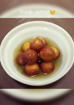 A picture of Gulab Jamun.