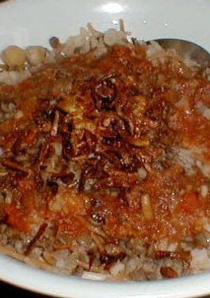 صورة لوصفة طريقة عمل كشري بصلصة الطماطم