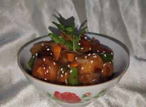Una foto de Pollo rebozado en salsa de piña