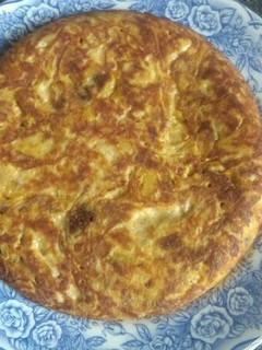 Una foto de Tortilla de gambas pequeñas con patatas