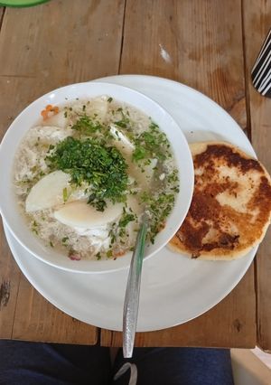 Una foto de Caldo de papa y huevo (Changua Colombiana)