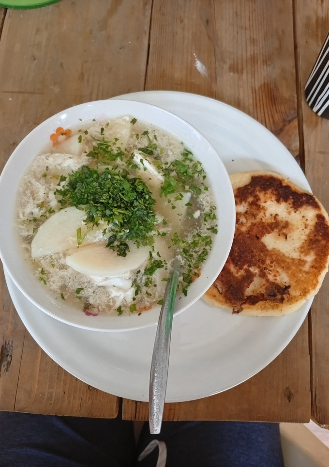 Una foto de Caldo de papa y huevo (Changua Colombiana)