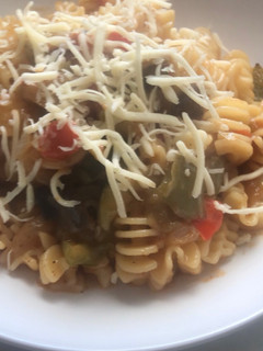 Una foto de Pasta con pisto de verduras 🫑 🍅 🍆 🧅 y calabacín, one pot