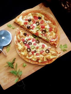 A picture of Chicken tikka pizza.