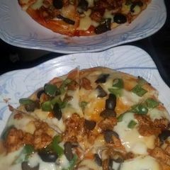 A picture of Afghani  tikka  pizza.