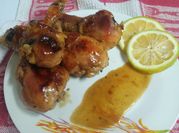Una foto de muslos de pollo con miel y mostaza