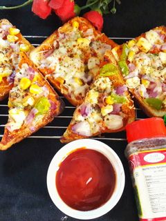 ब्रेड पिज़्ज़ा (Bread pizza recipe in hindi) रेसिपी मुख्य फोटो