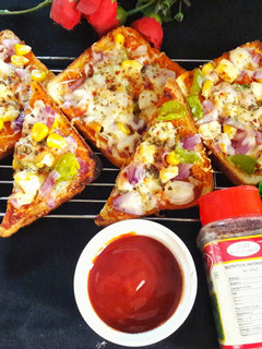 ब्रेड पिज़्ज़ा (Bread pizza recipe in hindi) रेसिपी मुख्य फोटो