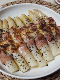 Una foto de Espárragos blancos gratinados con jamón y queso
