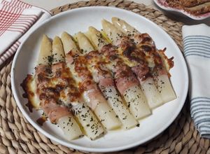 Foto principal de Espárragos blancos gratinados con jamón y queso