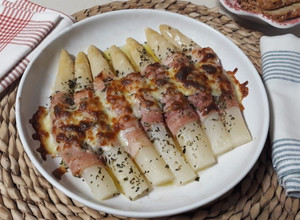 Foto principal de Espárragos blancos gratinados con jamón y queso