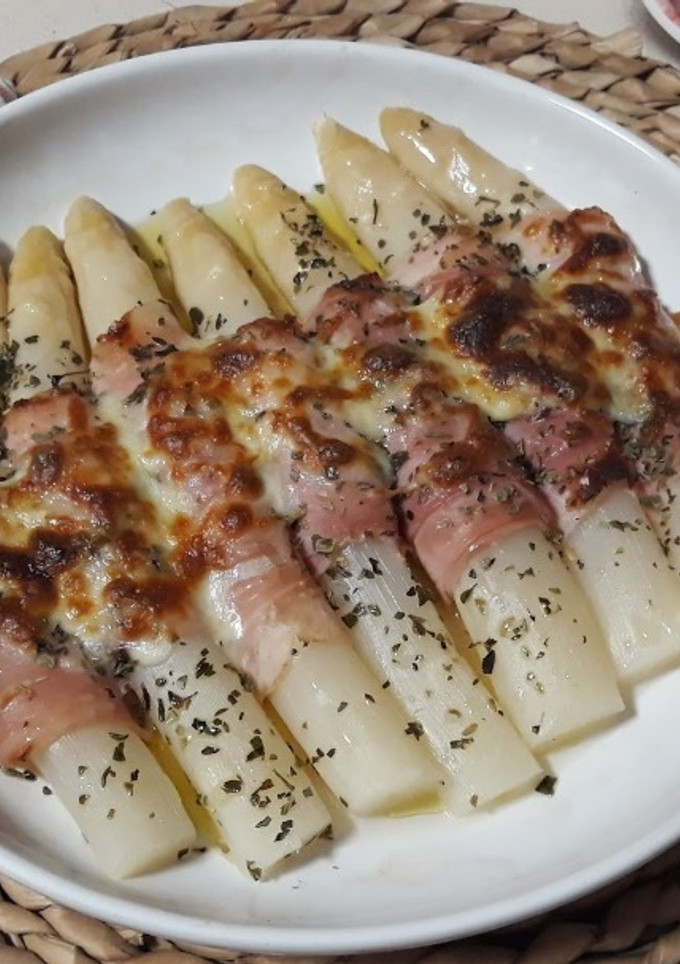 Una foto de Espárragos blancos gratinados con jamón y queso