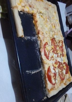 Una foto de Pizza de queso, tomate y huevo