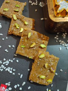 ગુંદર પાક(Gundar paak Recipe in Gujarati) રેસીપી મુખ્ય ફોટો