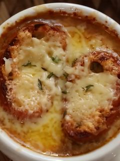 A picture of French Onion Soup.