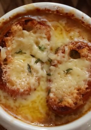 A picture of French Onion Soup.