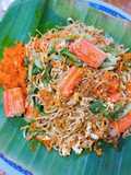 ผัดมาม่าใส่ไข่กุ้งและปูอัด