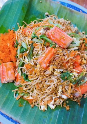 รูปของ ผัดมาม่าใส่ไข่กุ้งและปูอัด