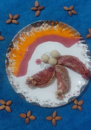 कलरफुल गुजिया (colorful gujiya recipe in Hindi) रेसिपी मुख्य फोटो