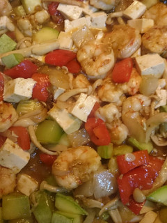 Una foto de Tofu con gambas y verduras