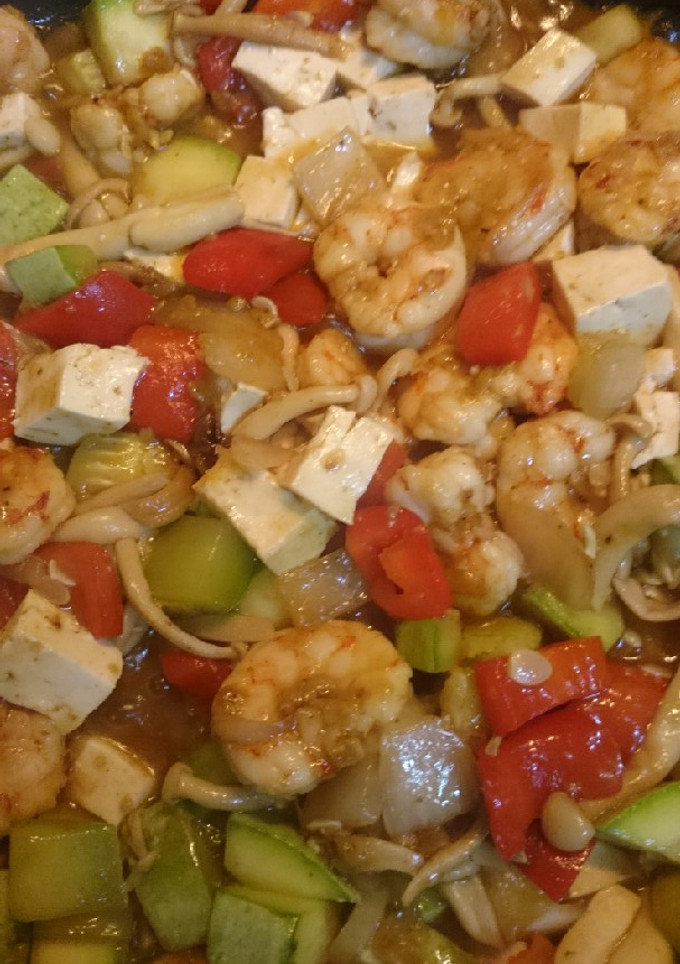 Una foto de Tofu con gambas y verduras