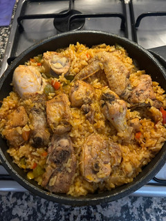 Una foto de Arroz con pollo a la cazuela