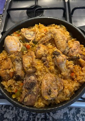 Una foto de Arroz con pollo a la cazuela