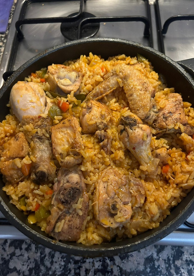 Una foto de Arroz con pollo a la cazuela