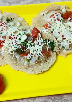 चीझी रवा उत्तपम (cheese rava uttapam recipe in marathi) रेसिपी चे मुख्य फोटो 