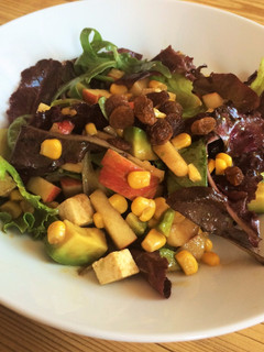 Una foto de Ensalada de aguacate y manzana con vinagreta de mostaza