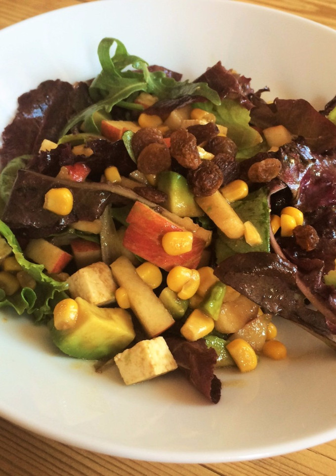 Una foto de Ensalada de aguacate y manzana con vinagreta de mostaza