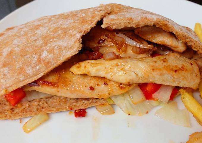 Chilli,Salt,Pepper+Garlic seasoned Chicken in a Wholemeal pitta