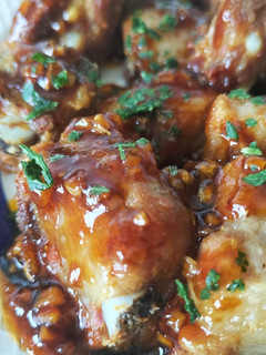 Una foto de Costillas caramelizadas al ajillo semi-picantes