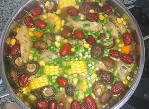 Hình của món Gà hầm hạt sen táo đỏ.