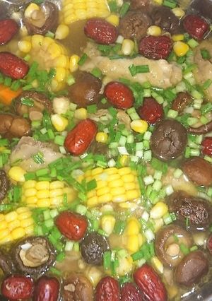 Hình của món Gà hầm hạt sen táo đỏ.