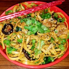 A picture of Mike's Garlic Mushroom Asian Noodles.