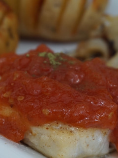 Una foto de Bacalao con mermelada de tomate y patatas Hasselback