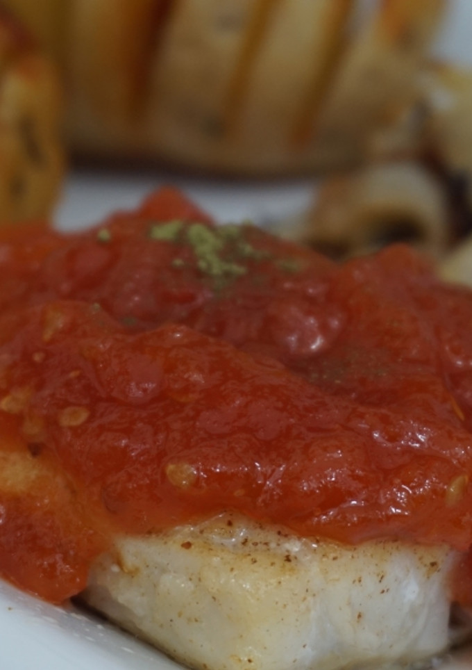 Una foto de Bacalao con mermelada de tomate y patatas Hasselback