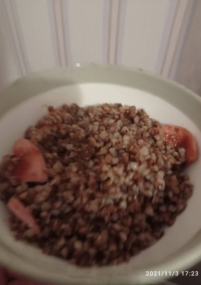 Гречка з ковбасою
