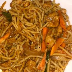 A picture of Stir fry pasta with chicken and veggies.