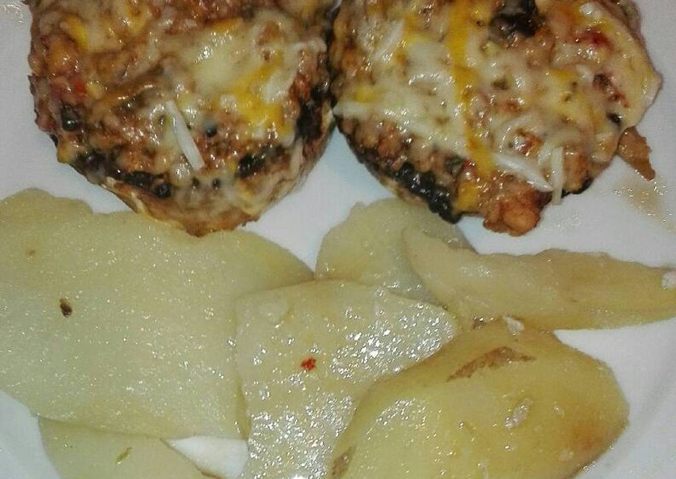 Champiñones rellenos de pechuga de pollo picante con patatas al horno