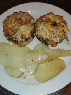 Una foto de Champiñones rellenos de pechuga de pollo picante con patatas al horno