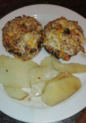 Foto principal de Champiñones rellenos de pechuga de pollo picante con patatas al horno