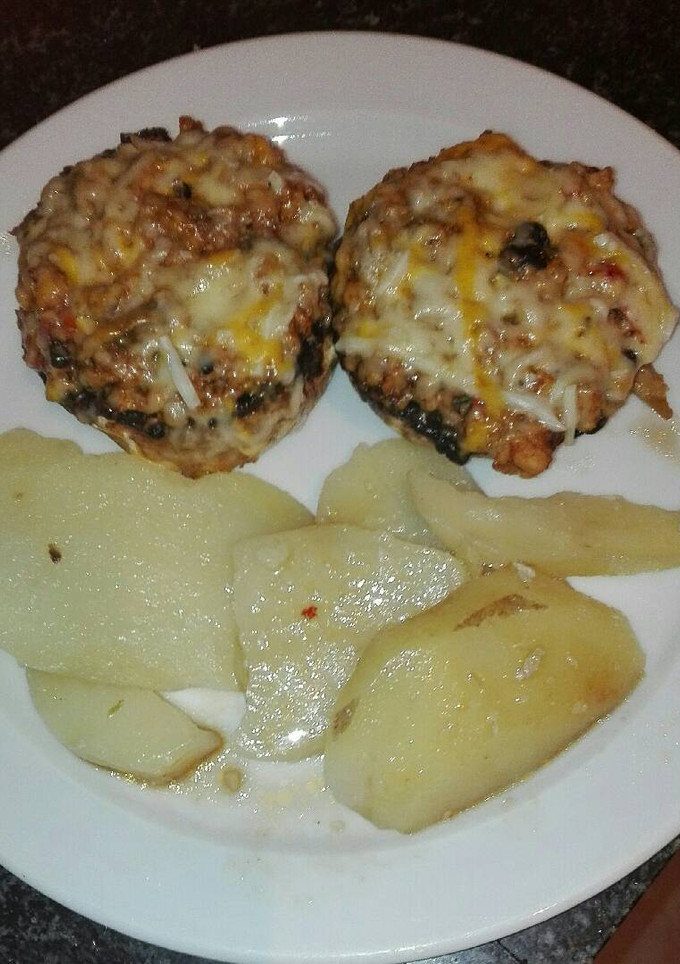 Una foto de Champiñones rellenos de pechuga de pollo picante con patatas al horno