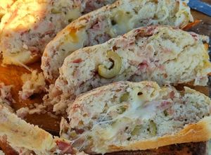 Una foto de Rosca de Jamón, Provolone y Aceitunas ❤