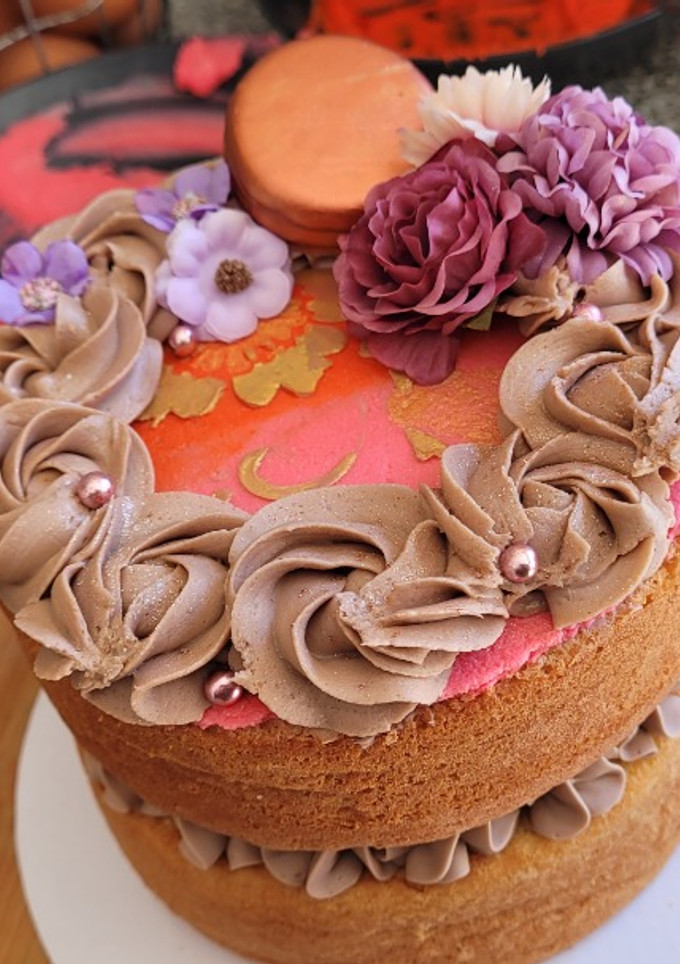 Una foto de TARTA de CUMPLEAÑOS con Crema de Kinder Bueno y Ganaché de Chocolate Blanco (con nata)